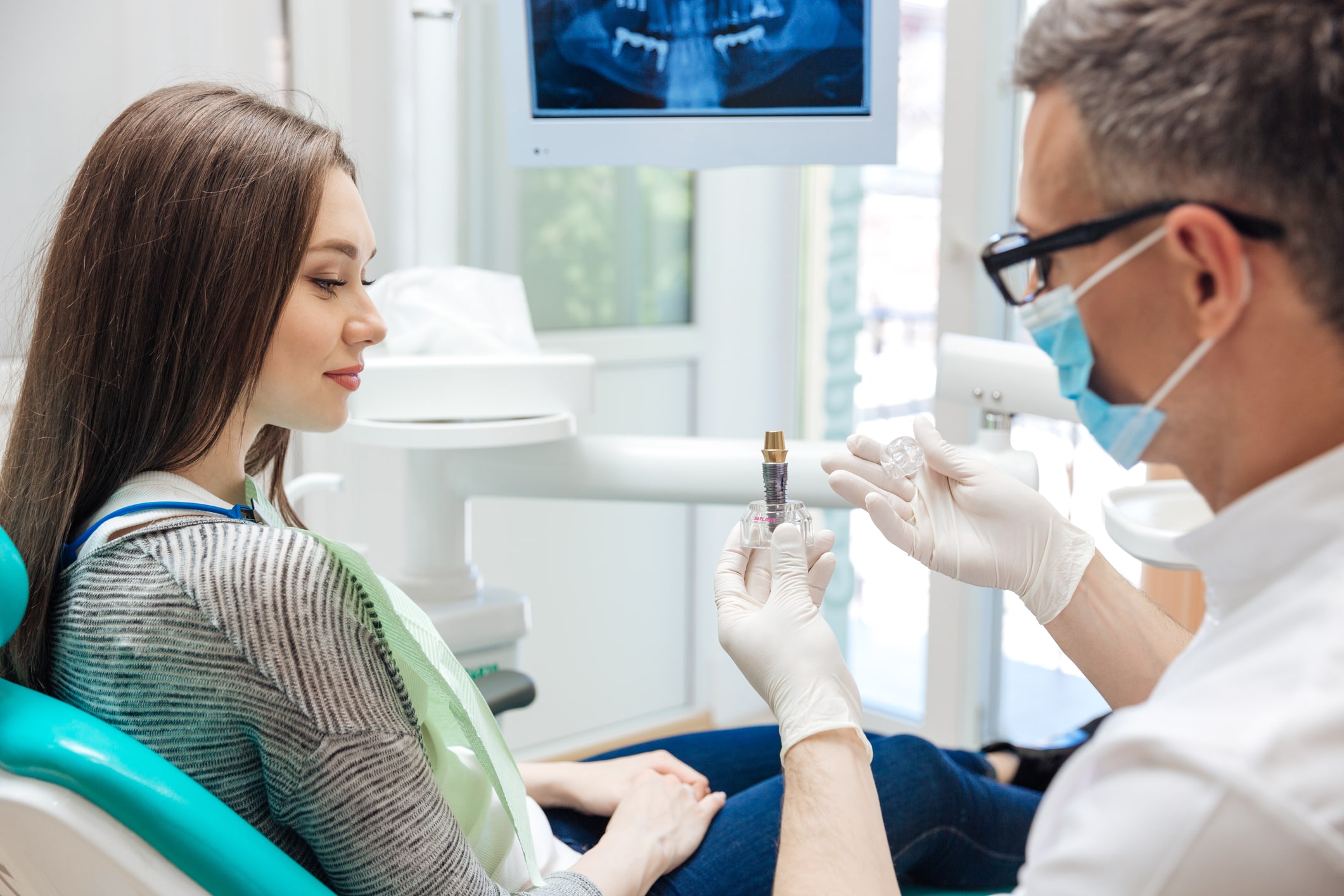 Recuperare după implant dentar realizat la Clinica Dr. Lia Manasia din București